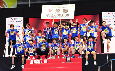 優勝時の集合写真1