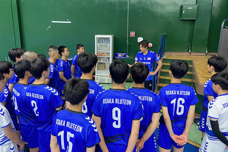 写真:仲本選手の話を聞くアカデミーの選手たち