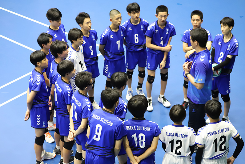 写真:白澤コーチの話を聞くアカデミーの選手たち