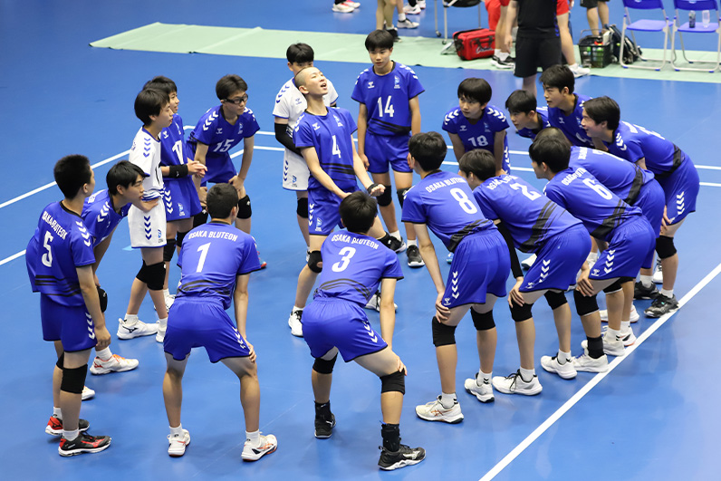 写真:円陣を組む選手たち