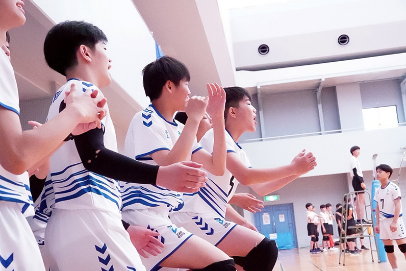 写真:コートの外で応援をする選手たち