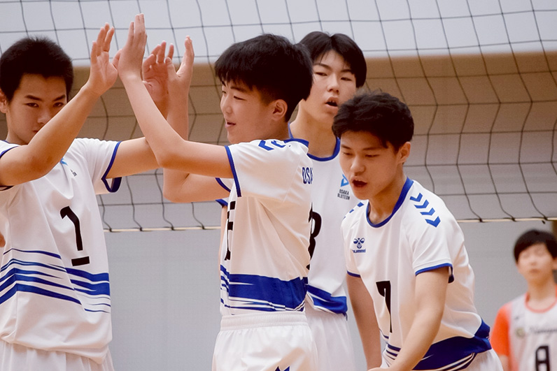 写真:ハイタッチをする選手