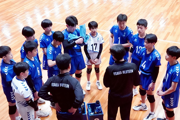 写真：監督の話を聞く選手たち