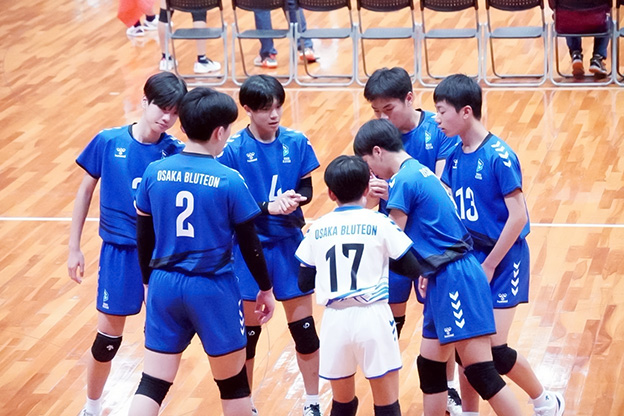 写真：円陣を組む選手たち