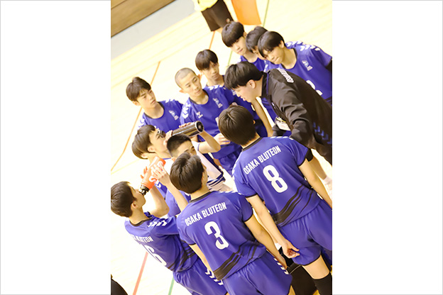 写真：監督の話を聞く選手たち