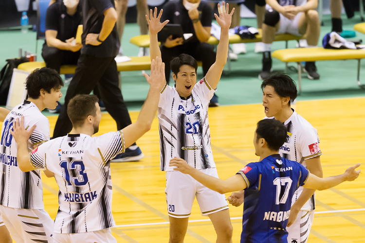 写真:新選手、今村選手、永野選手、クビアク選手、山内選手