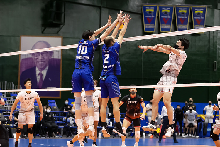写真:山内選手、深津選手