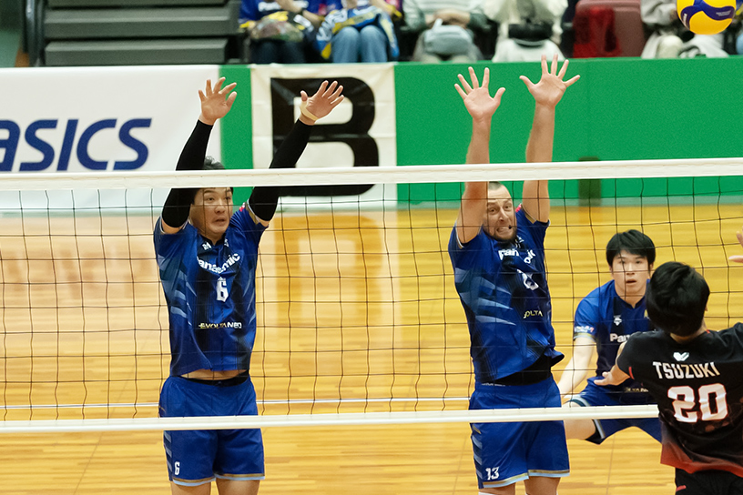 写真：ブロックする白澤選手とクビアク選手