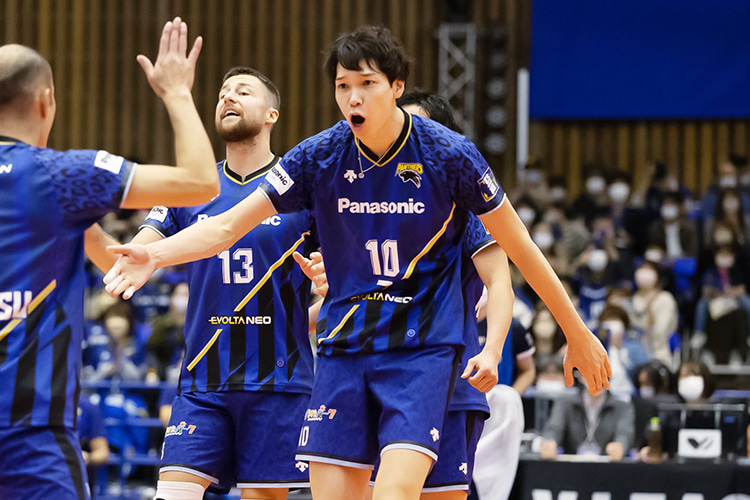 写真:山内選手、クビアク選手