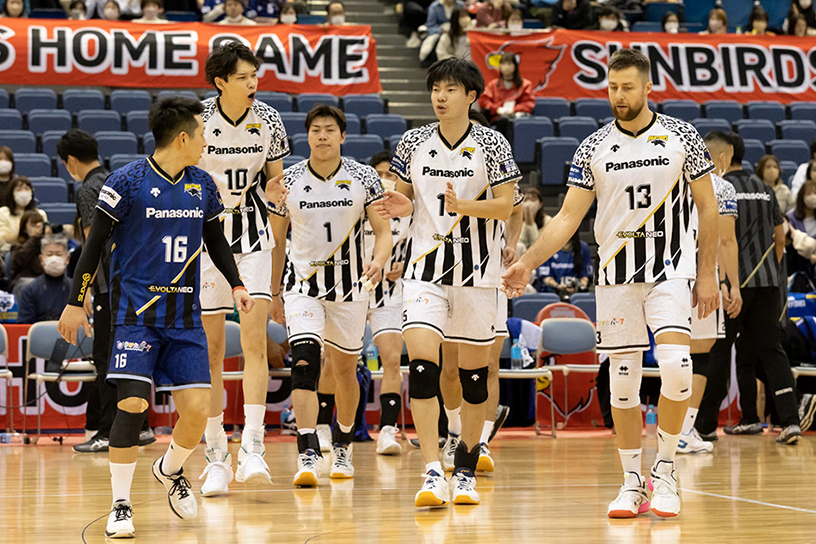 写真：伊賀選手、山内選手、清水選手、大塚選手、クビアク選手