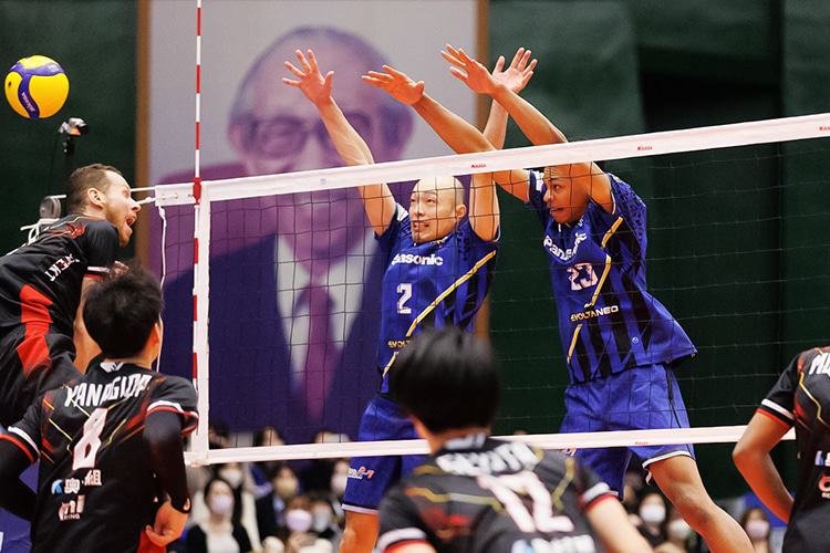 写真:深津選手、エバデダン選手