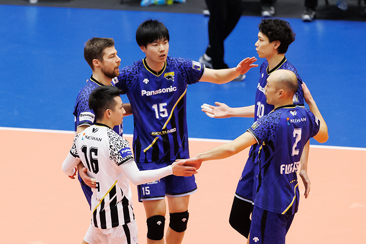 写真:コートに集まる選手たち
