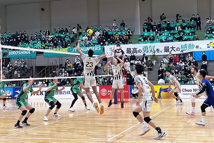 写真：ラリー選手のアタック