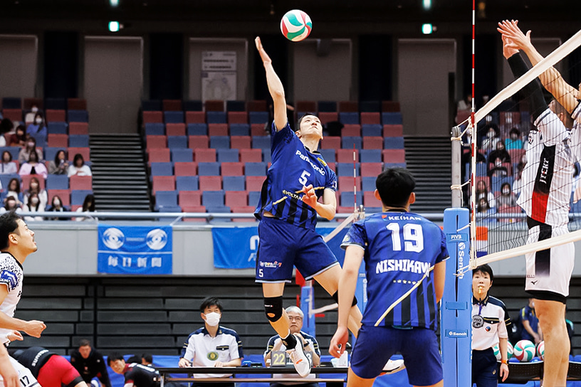 写真：仲本選手、ガンシン選手、クビアク選手、清水選手、深津選手