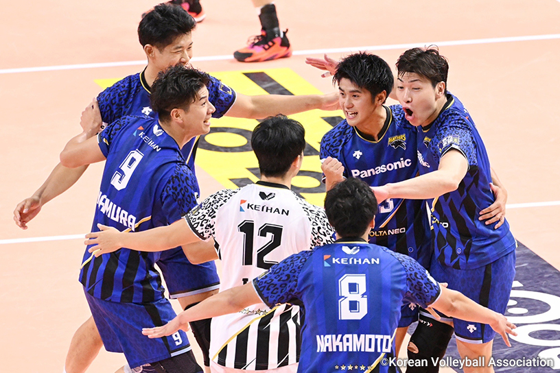 写真：コートに集まる選手たち