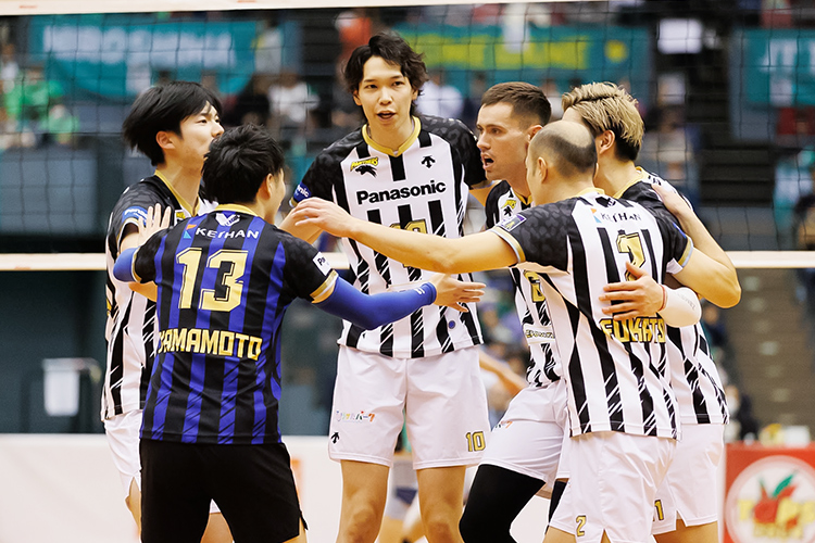 写真:コートに集まる選手たち