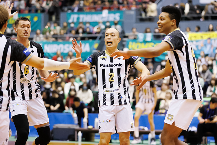 写真:ジェスキー選手、深津選手、エバデダン選手