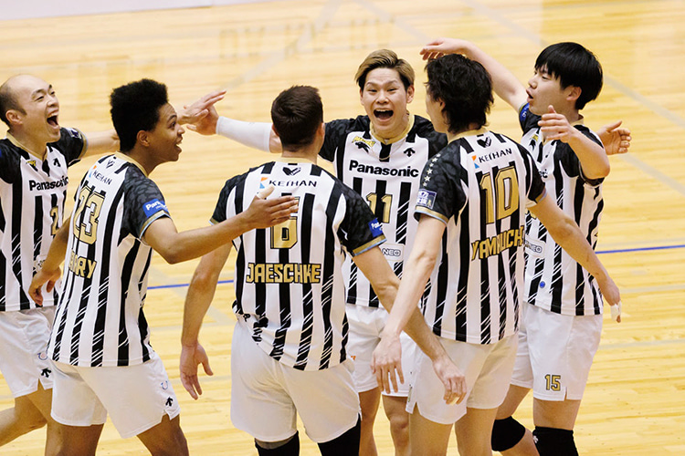 写真:コートに集まる選手たち