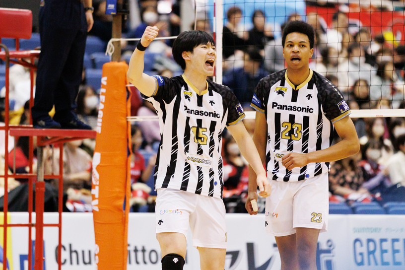 写真：大塚選手、エバデダン選手
