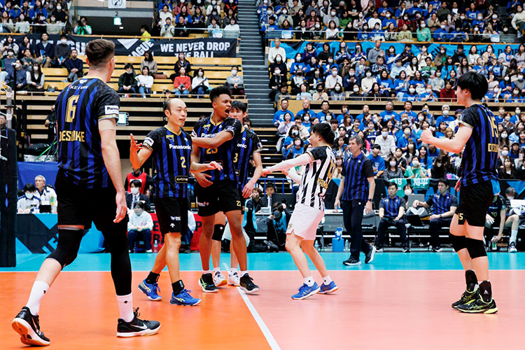 写真:コートに集まる選手たち