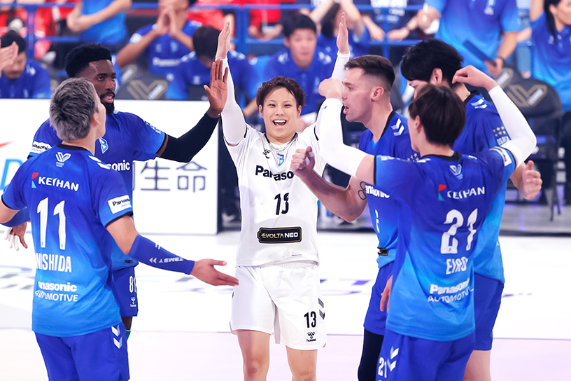 写真：コートに集まる選手たち