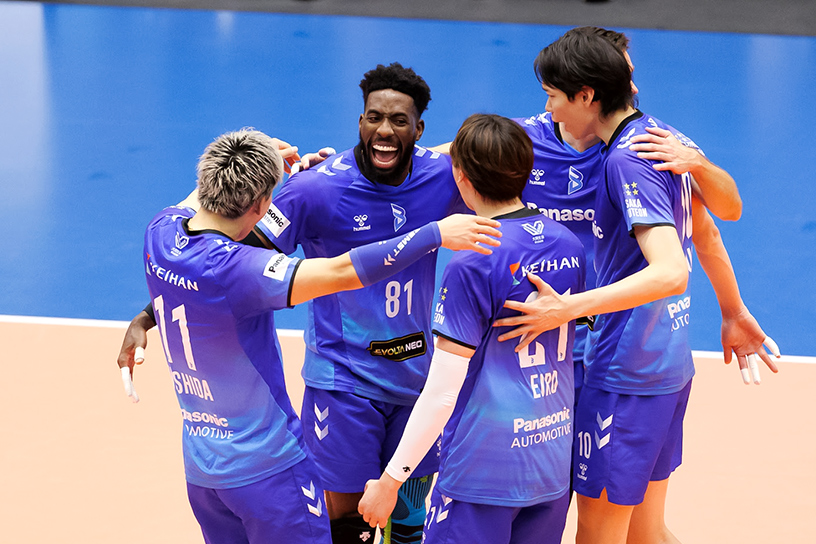 写真：コートに集まる選手たち