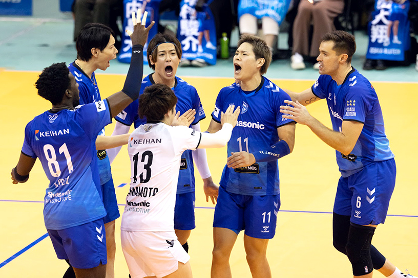 写真：コートに集まる選手たち