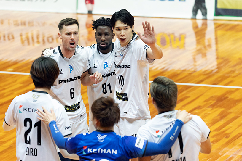 写真：コートに集まる選手たち