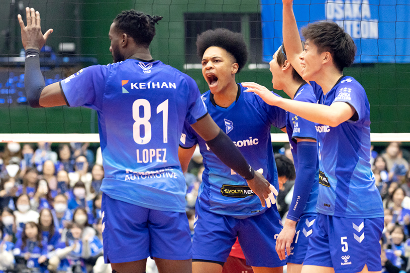 写真：コートに集まる選手たち