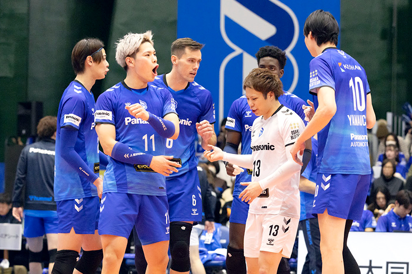 写真：コートに集まる選手たち