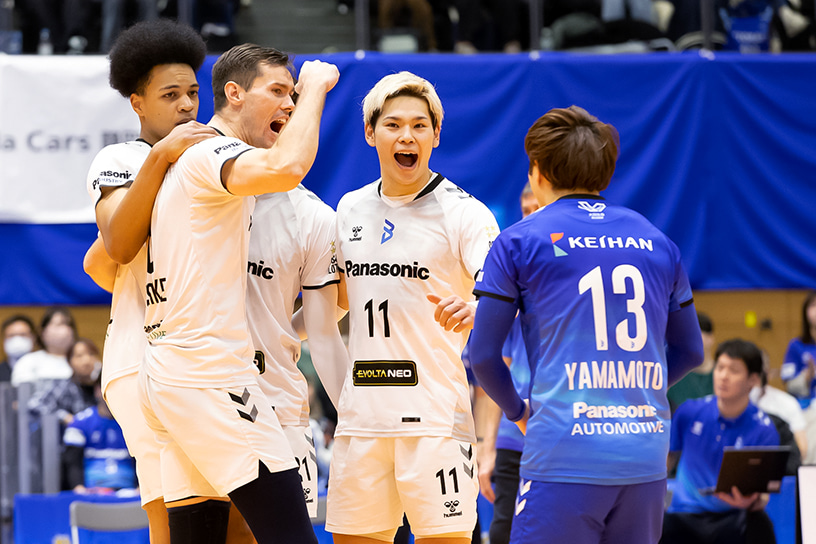 写真：コートに集まる選手たち