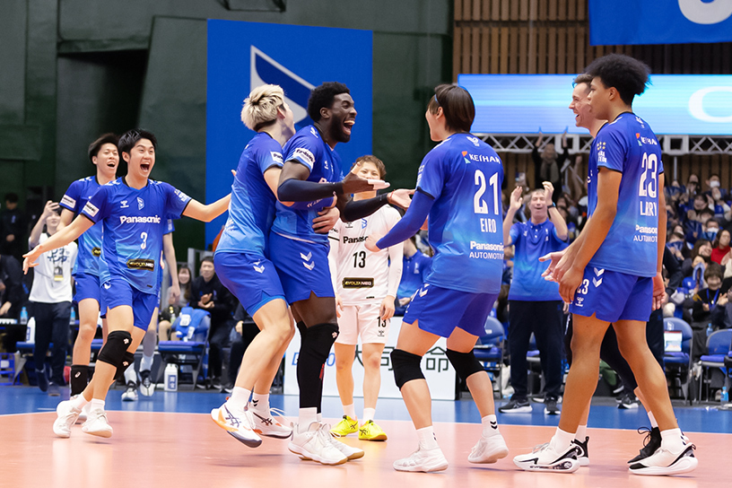 写真：コートに集まり喜ぶ選手たち