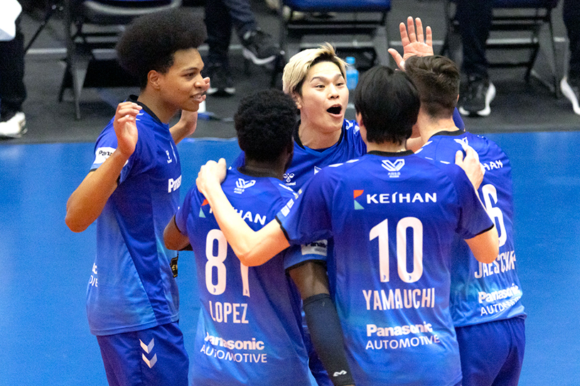 写真：コートに集まる選手たち