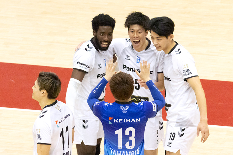 写真：コート上で集まる選手たち