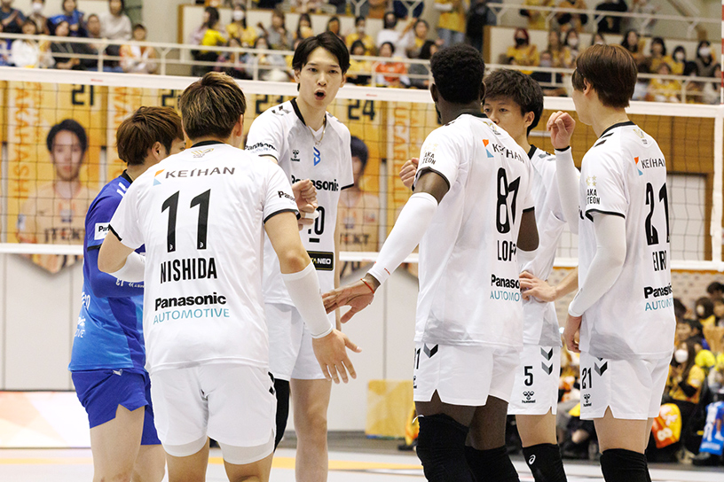 写真：コートに集まる選手たち