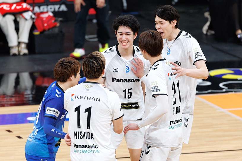 写真：コートに集まる選手たち