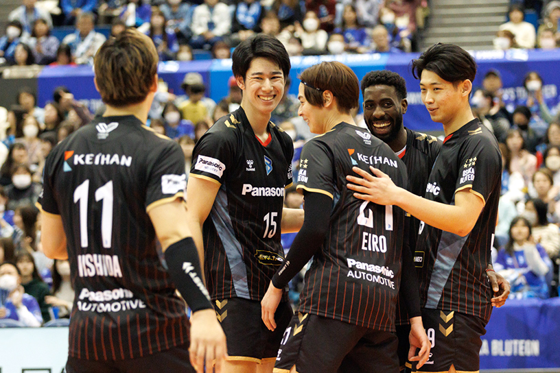 写真：コートに集まる選手たち
