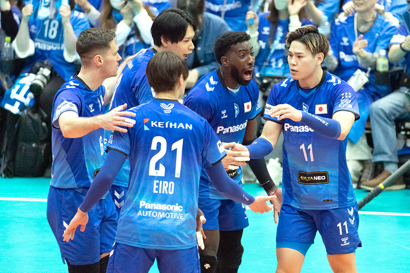 写真：コートに集まる選手たち