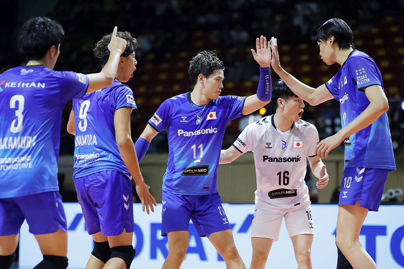 写真：コートに集まる選手たち