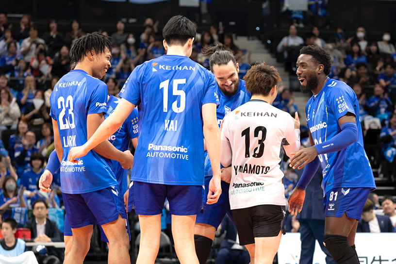 写真：コートに集まる選手たち