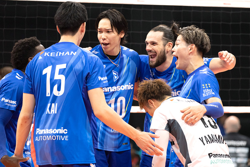 写真：コートに集まる選手たち