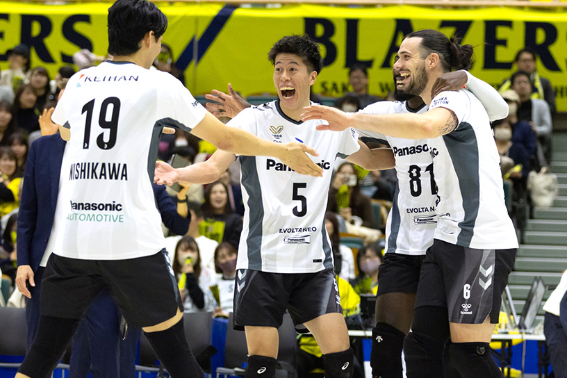 写真：コートに集まる選手たち