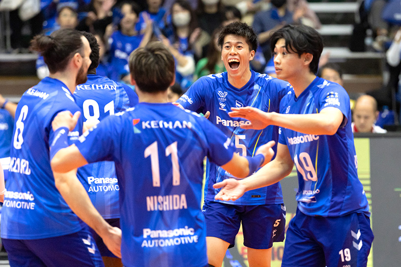写真：コートに集まる選手たち