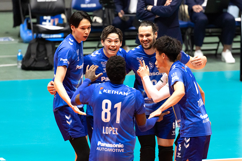 写真：コートに集まる選手たち