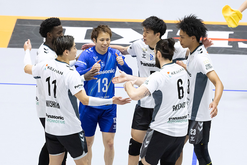写真：コートに集まる選手たち