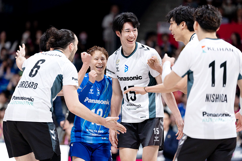 写真：コートに集まる選手たち