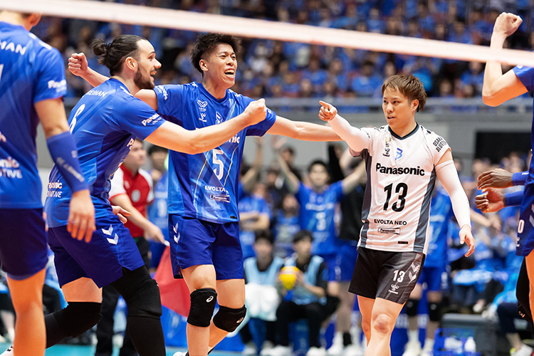 写真:コートに集まる選手たち