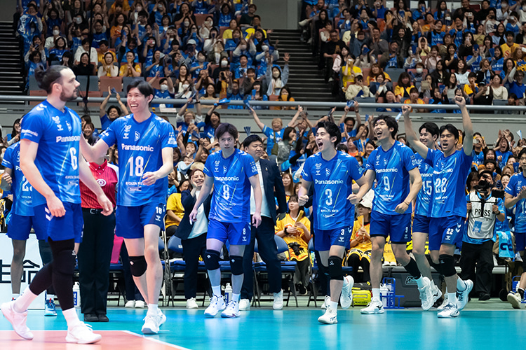 写真:コートに集まる選手たち