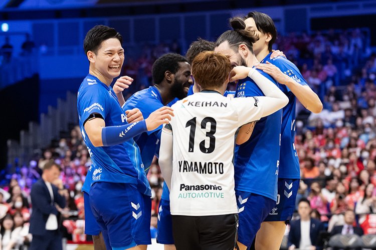 写真:コートに集まる選手たち