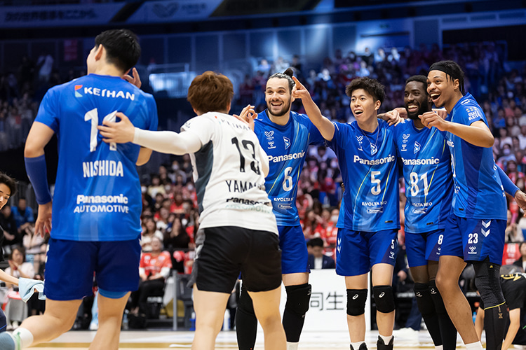 写真:コートに集まる選手たち